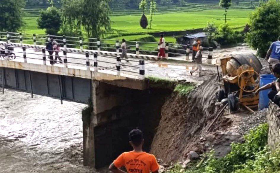 भटौली खोलाको कटानले मन्थली–पकरबास सडक अवरुद्ध, ठूला सवारी आवागमन रोकियो